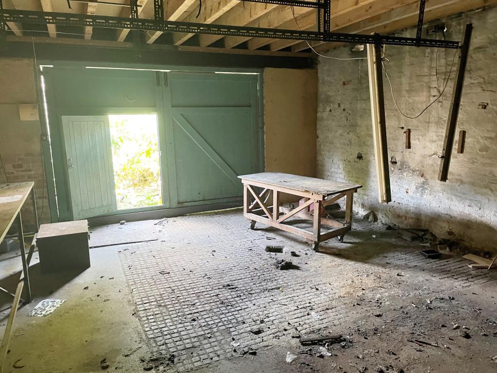 Lot: 79 - DETACHED FORMER COACH HOUSE WITH RESIDENTIAL CONSENT - Ground Floor